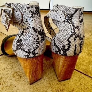 Snake print asymmetrical wood heels (leather)